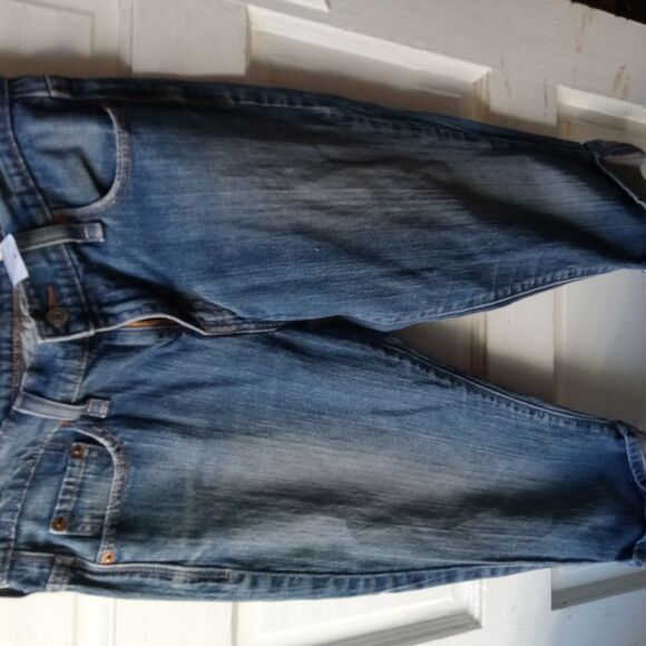 Lady's Classic Levi Cuffed Capris. - Picture 2 of 6